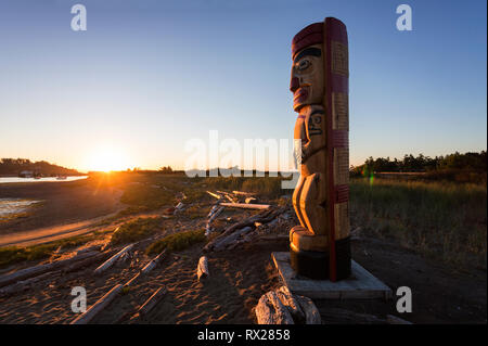 A totem pole marks a boundary point near the head of the Goose Spit indicating First Nation traditional territory, Comox, The Comox Valley, Vancouver Island, British Columbia, Canada Stock Photo