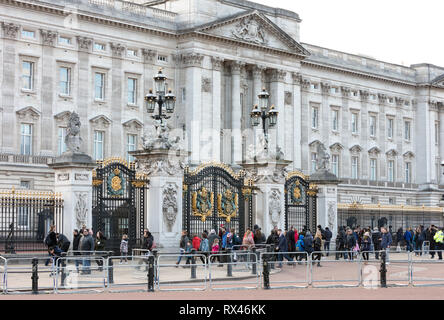 London, United Kingdom - Februari 20, 2019: Crowds gather outside Buckingham Palace to watch the changing of the guard ceremony Stock Photo