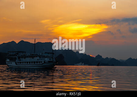 Sunset in Halong Bay, Vietnam. Set in the gulf of Tonkin, Halong Bay is a UNESCO World Heritage Site, famous for its karst formations. It is the most  Stock Photo