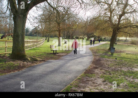 Billericay, Essex, UK. 8th March, 2019. UK Weather: A sunny start to the day in Billericay - a view of people walking through Lake Meadows   Credit: Ben Rector/Alamy Live News Stock Photo