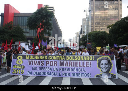 Sao Paulo, Brazil. 8th Mar, 2019. Protestors participate in protest for International Women's Day in a ceremony held on Avenida Paulista, in SÃ£o Paulo, on Friday. March 08, 2019. Credit: FÃ¡Bio Vieira/FotoRua/ZUMA Wire/Alamy Live News Stock Photo