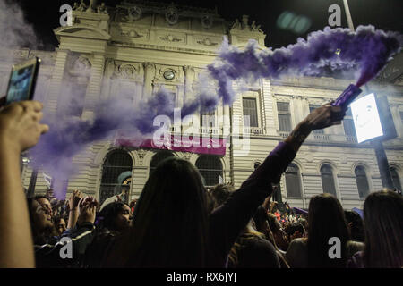 Montevideo, Uruguay. 8th Mar, 2019. A woman seen holding a purple color flare in the air during the International Women's Day march. Thousands gathered on the streets of Montevideo against violence against women and to demand gender equality between men and women. Credit: Mauricio Zina/SOPA Images/ZUMA Wire/Alamy Live News Stock Photo
