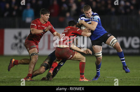 Bath's Tom Ellis is tackled by Saracens Alex Lozowski during the Gallagher Premiership match at the Recreation Ground, Bath. Stock Photo