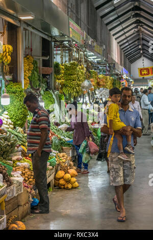 The colouful indoor market at Nuwara Eliya sells locally grown fresh fruit and vegetables. Nuwara Eliya, Sri Lanka. Stock Photo