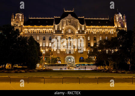 Hungary, Budapest, the Gresham Palace (Gresham-palota) building from 190r illuminated at night, Art Nouveau architecture, Four Seasons Hotel Budapest  Stock Photo