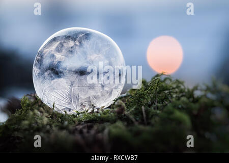 Gefrorene Seifenblase bei minus 10° Celsius bei Windstille Stock Photo