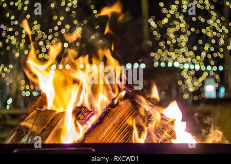 Impressionen vom Weihnachtsmarkt in Pfaffenhofen - brennendes Holz, Feuerstelle zum Aufwärmen