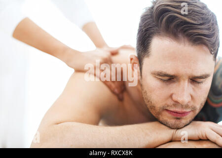 Shoulder and neck massage for man in spa salon Stock Photo - Alamy