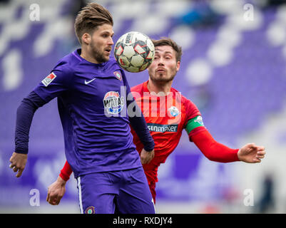 Aue, Germany. 09th Mar, 2019. Soccer: 2nd Bundesliga, Erzgebirge Aue - SC Paderborn 07, 25th matchday, in the Sparkassen-Erzgebirgsstadion. Aues Philipp Zulechner (l) in duel with Paderborn's Christian Strohdiek. Credit: Robert Michael/dpa-Zentralbild/dpa - IMPORTANT NOTE: In accordance with the requirements of the DFL Deutsche Fußball Liga or the DFB Deutscher Fußball-Bund, it is prohibited to use or have used photographs taken in the stadium and/or the match in the form of sequence images and/or video-like photo sequences. Credit: dpa picture alliance/Alamy Live News Stock Photo