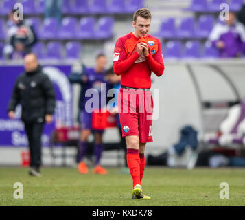 Aue, Germany. 09th Mar, 2019. Soccer: 2nd Bundesliga, Erzgebirge Aue - SC Paderborn 07, 25th matchday, in the Sparkassen-Erzgebirgsstadion. Paderborn's Sebastian Schonlau leaves the pitch disappointed after the game. Credit: Robert Michael/dpa-Zentralbild/dpa - IMPORTANT NOTE: In accordance with the requirements of the DFL Deutsche Fußball Liga or the DFB Deutscher Fußball-Bund, it is prohibited to use or have used photographs taken in the stadium and/or the match in the form of sequence images and/or video-like photo sequences. Credit: dpa picture alliance/Alamy Live News Stock Photo