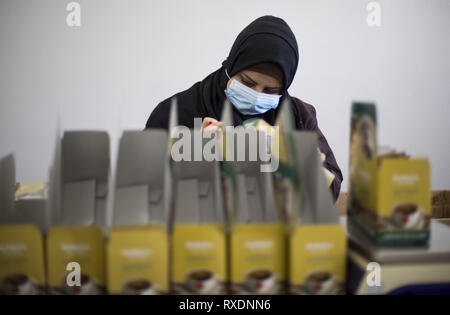 Gaza City, The Gaza Strip, Palestine. 9th Mar, 2019. Palestinian women work in a coffee factory in the northern Gaza Strip on 9 March 2019. After the International Women's Day on 8 March. Credit: Mahmoud Issa/Quds Net News/ZUMA Wire/Alamy Live News Stock Photo