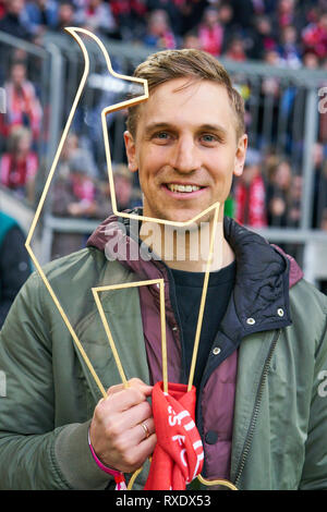 Munich, Germany. 09th Mar, 2019. Special guest Josef FERSTL, Kitzbühel Super G men winner 2019 shows his trophy, FC BAYERN MUNICH - VFL WOLFSBURG 6-0 - DFL REGULATIONS PROHIBIT ANY USE OF PHOTOGRAPHS as IMAGE SEQUENCES and/or QUASI-VIDEO - 1.German Soccer League, Munich, March 09, 2019 Season 2018/2019, matchday 25, FCB, München, Credit: Peter Schatz/Alamy Live News Stock Photo