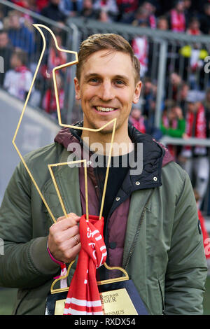 Munich, Germany. 09th Mar, 2019. Special guest Josef FERSTL, Kitzbühel Super G men winner 2019 shows his trophy, FC BAYERN MUNICH - VFL WOLFSBURG 6-0 - DFL REGULATIONS PROHIBIT ANY USE OF PHOTOGRAPHS as IMAGE SEQUENCES and/or QUASI-VIDEO - 1.German Soccer League, Munich, March 09, 2019 Season 2018/2019, matchday 25, FCB, München, Credit: Peter Schatz/Alamy Live News Stock Photo