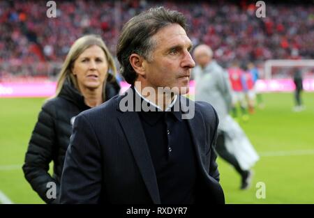 Munich, Deutschland. 09th Mar, 2019. firo: 09.03.2019, football, 1.Bundesliga, season 2018/2019, FC Bayern Munich - VFL Wolfsburg, coach Bruno Labbadia, VFL Wolfsburg, VFL, Wolfsburg, half figure | usage worldwide Credit: dpa/Alamy Live News Stock Photo