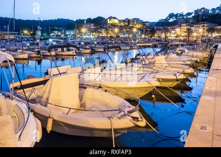 Fischerhafen Port de Sóller Mallorca Spanien - Boote im Hafen Stock Photo