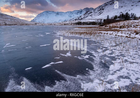 Llyn Lockwood or Llyn Pen y Gwryd backed by Y Lliwedd & Gallt y Wenallt in winter, Snowdonia National Park, Gwynedd, North Wales, UK Stock Photo