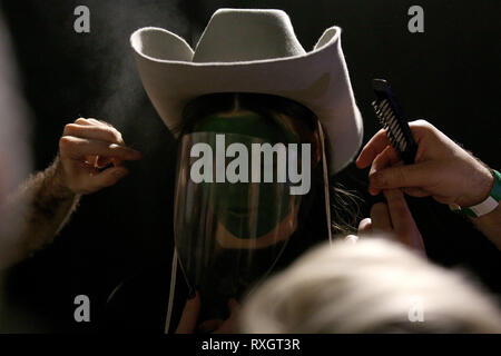 Lisbon, Portugal. 9th Mar, 2019. A model prepares backstage before the show as part of the Lisboa Fashion Week - Moda Lisboa Fall/Winter 2019/2020 at the Carlos Lopes Hall in Lisbon, Portugal, on March 9, 2019. in Lisbon, Portugal, on March 6, 2019. Credit: Pedro Fiuza/ZUMA Wire/Alamy Live News Stock Photo