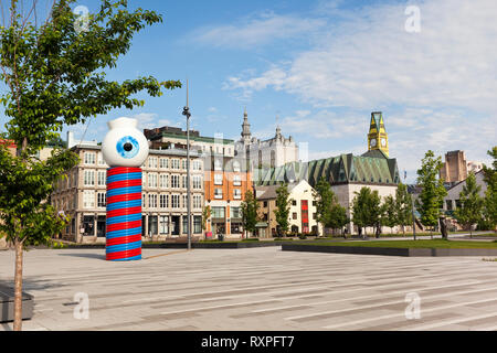 Seven-metre high sculpture entitled 'Les Gardiens' (The Guartians) featuring a giant rotating eye on temporary display at Place des Canotiers next to the Old Port of Quebec City, Province of Quebec, Canada Stock Photo