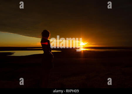 jung women enjoying beautiful sunset in the australian outback with 3 lakes, Gladstone scenic lookout, Australia Stock Photo