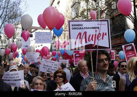 Madrid, Madrid, Spain. 10th Mar, 2019. Protesters are seen holding placards and balloons during the demonstration.Women of the world and other platforms organised a feminist Protest under the Slogan of 'En femenino si y en masculino también'' (yes in female and in male too) two days after 8th demonstration due to the International WomenÂ´s day in Madrid Credit: Rafael Bastante/SOPA Images/ZUMA Wire/Alamy Live News Stock Photo