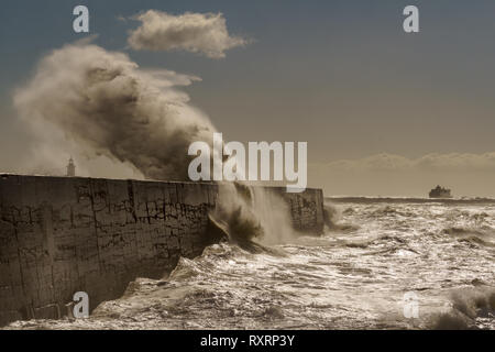 Newhaven, South Coast. 10th Mar 2019. UK Weather: Big waves hit the South Coast of Newhaven,  East Sussex. Credit: Lloyd Lane/Alamy Live News Stock Photo