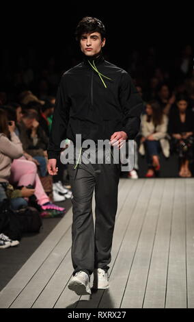 Lisbon, Portugal. 10th Mar, 2019. A model presents a creation of Portuguese brand Nycole during the Lisbon Fashion Week Autumn/Winter 2019/20 in Lisbon, Portugal, March 10, 2019. Credit: Zhang Liyun/Xinhua/Alamy Live News Stock Photo