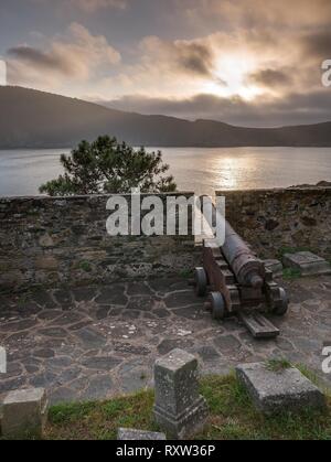 Cannons and merlons of the fortress Castillo de la Concepción in Cedeira, Rías Altas, La Coruña, Spain Stock Photo