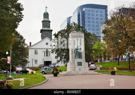 Cenotaph honouring the war dead and St Paul's Church on the Grand Parade in downtown Halifax, Nova Scotia, Canada Stock Photo