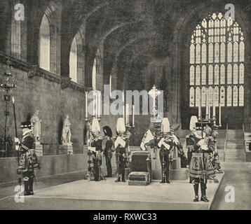 The body of King Edward VII lying in state at Westminster Hall, London Stock Photo