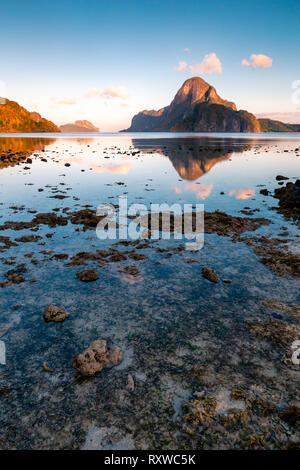 Skyline of Cadlao Island from El Nido beach in Palawan island, Philippines Stock Photo