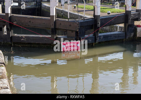 Red canal closed sign hanging on lock gates, Stoke Bruerne, Northamptonshire, UK Stock Photo