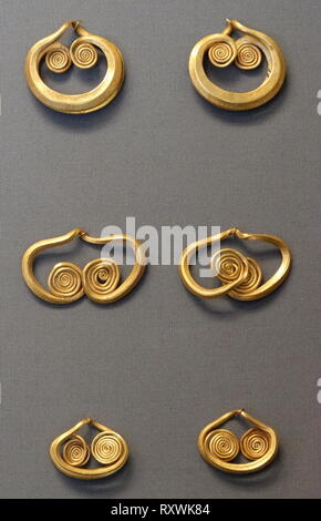 Early Bronze Age, gold jewellery Disk and bracelet from Tiszaszollos ...
