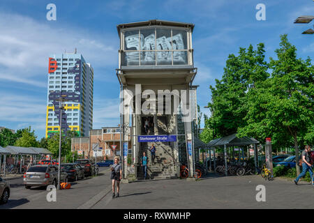 Fussgaengerbruecke Langer Jammer, Storkower Strasse, Friedrichshain, Berlin Deutschland Stock Photo