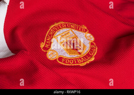 Retro man utd shirt hi-res stock photography and images - Alamy