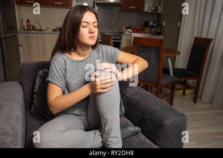 https://l450v.alamy.com/450v/ry2dh8/young-woman-has-knee-pain-ry2dh8.jpg