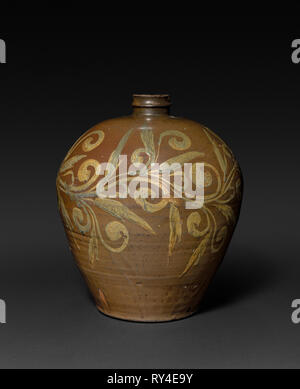 Jar:  Northern Brown Ware, Yuan dynasty (1271-1368). China, Yuan dynasty (1271-1368). Glazed buff stoneware with underglaze slip application; overall: 35.9 cm (14 1/8 in Stock Photo