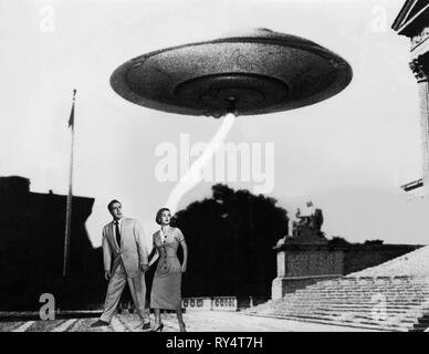 MARLOWE,TAYLOR, INVASION OF THE FLYING SAUCERS, 1956 Stock Photo