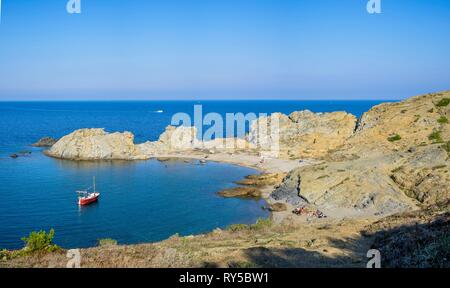 Spain, Catalonia, hiking from Cerbere in France to Llan?a in Spain on the GR 92 and European long distance path E 12, Cap de Ras, Punta del Borro beach Stock Photo