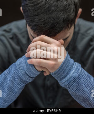 Wiesbaden, Germany. 12th Mar, 2019. The defendant Ali B. covers his face at the start of the trial. The criminal court accuses the refugee from Iraq of having raped and murdered 14-year-old Susanna from Mainz last May. After his escape to Iraq, the alleged perpetrator was brought back to Germany a few days later. Credit: Boris Roessler/dpa pool/dpa/Alamy Live News Stock Photo