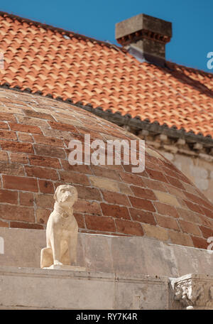 Carving of a sitting dog next to Onofrio's fountain in the old town on a summer's day, Dubrovnik, Croatia Stock Photo