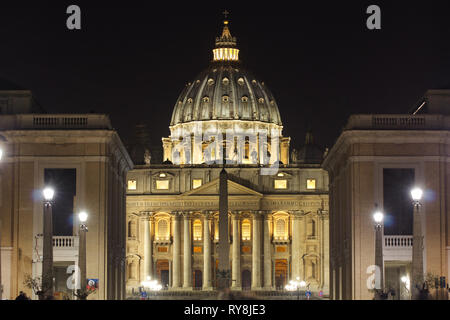 Frontal view of the main façade of St. Peter's Basilica at night from via della Conciliazione - (Basilica di san Pietro) - Vatican city - Rome Stock Photo
