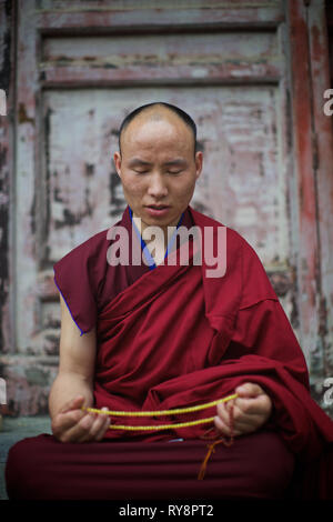 Chinese buddhist monk holding braclet in buddhist temple, Wutai Shan, Shanxi, China Stock Photo