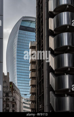 The bulbous style of the 'Walkie-talkie' (20 Fenchurch Street) in sharp contrast to the components of the Lloyds Building Stock Photo