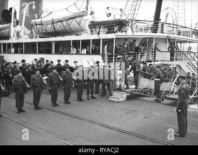 British soldiers returning from the Cyprus conlict in 1956 Stock Photo