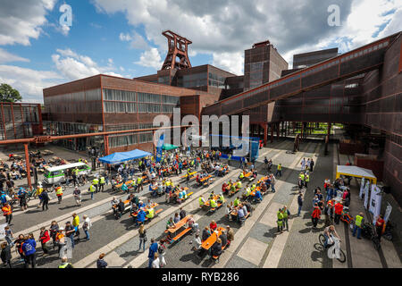 Essen, Ruhr area, North Rhine-Westphalia, Germany - city cycling, cycling for a good climate, event, campaign of the Climate Alliance, here arrival at Stock Photo