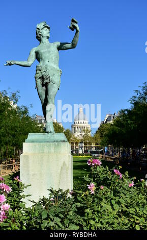 Jardin du Luxembourg (Luxembourg Gardens). L’Acteur grec (The Greek Actor) statue and The Pantheon. Paris, France 15 Aug 2018. Stock Photo