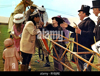ALBERTO SORDI,ROBERT MORLEY, THOSE MAGNIFICENT MEN IN THEIR FLYING MACHINES  OR HOW I FLEW FROM LONDON TO PARIS IN 25 HOURS 11 MI, 1965 Stock Photo
