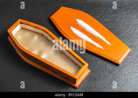 https://l450v.alamy.com/450v/ryc0am/drug-overdosedrugs-kill-conceptcocaine-lines-on-coffin-lid-ryc0am.jpg