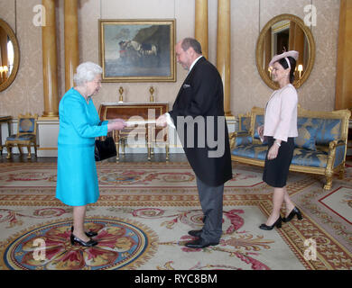 His Excellency Rafael Ortiz Fabrega and his wife Laura Valverde Borbon are received by Queen Elizabeth II during an audience at Buckingham Palace, London, where he presented the Letters of Recall of his predecessor and his own Letters of Credence as Ambassador from the Republic of Costa Rica. Stock Photo