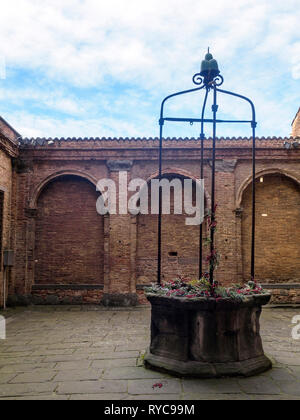 Well in the courtyard of Palazzo della Corgna - Città della Pieve, Umbria, Italy Stock Photo